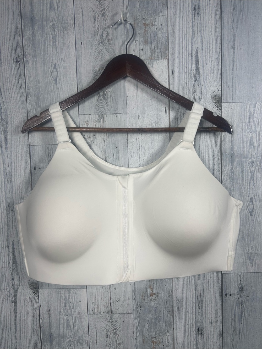 Torrid Active 46B White Front
Closure Wireless Sports Bra
Plus Size Athleisure